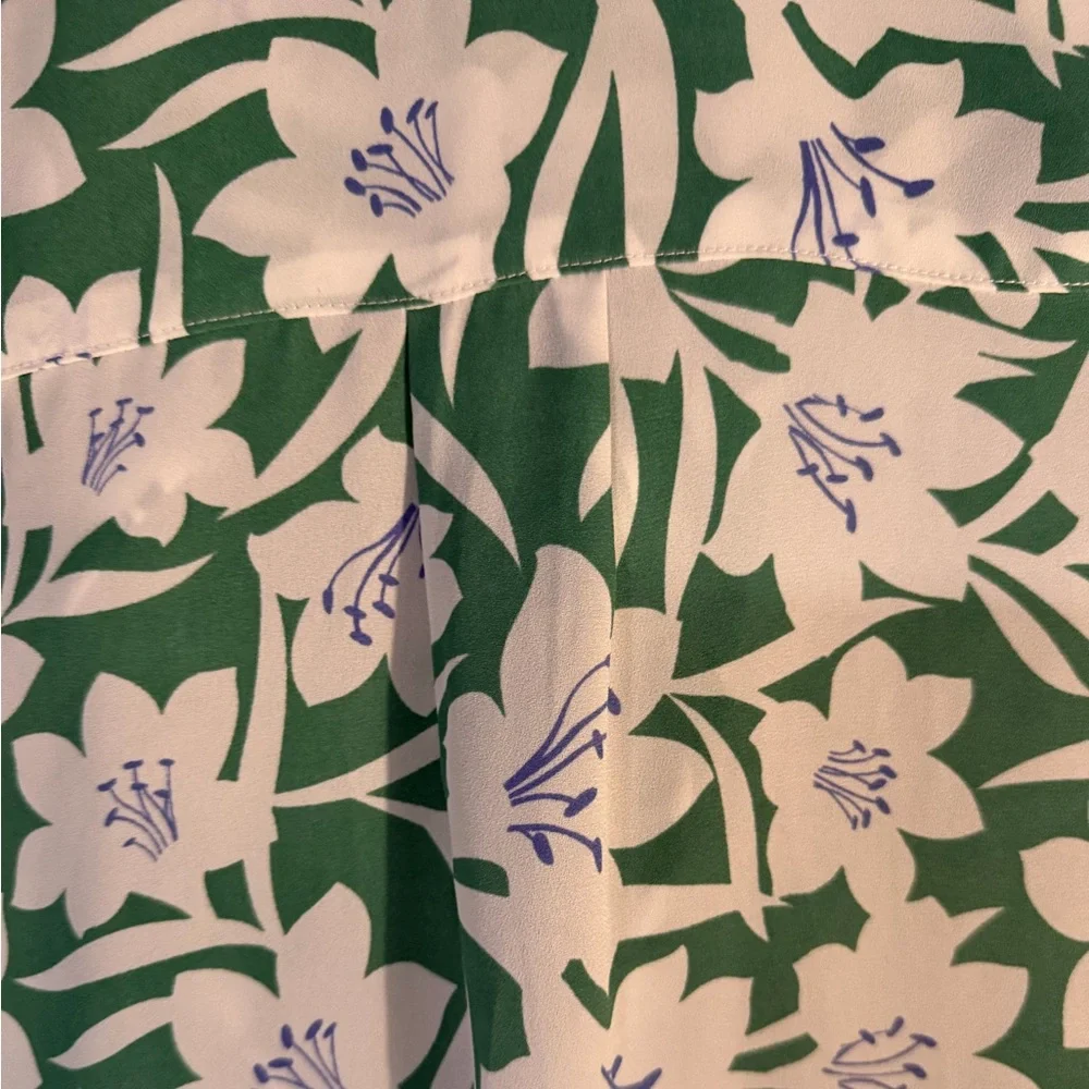 Cabi Floral Green & White Sleeveless Blouse, touch of Blue. Placket & collar. M. - Picture 6 of 7